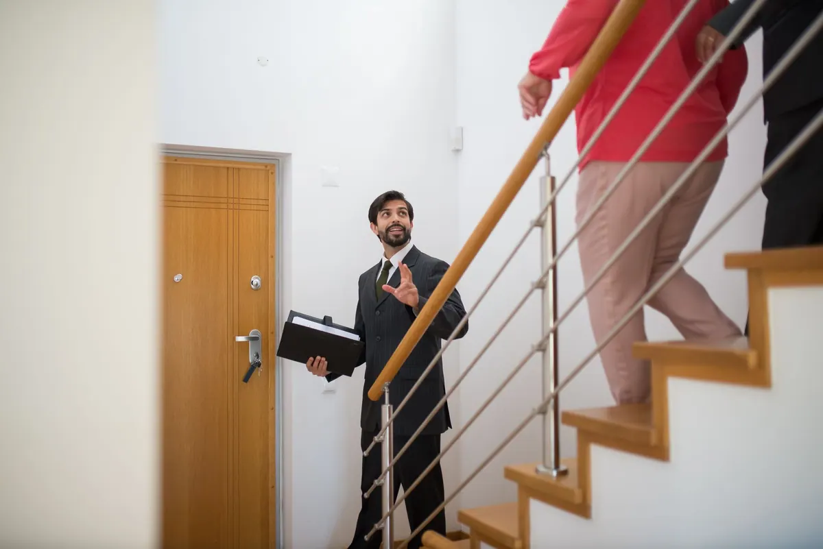 Agent immobilier présentant un logement
