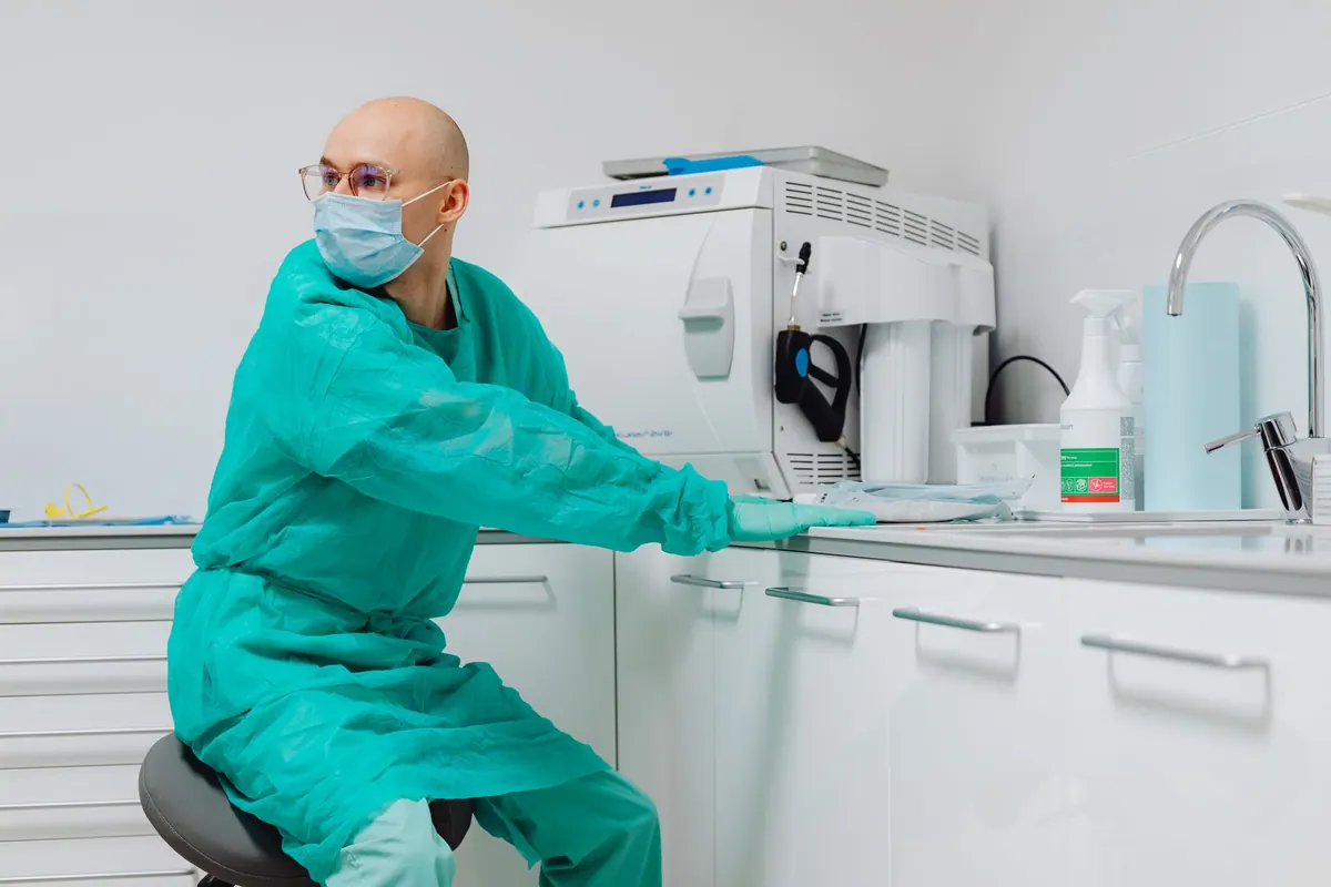 Agent d’entretien nettoyant des sanitaires