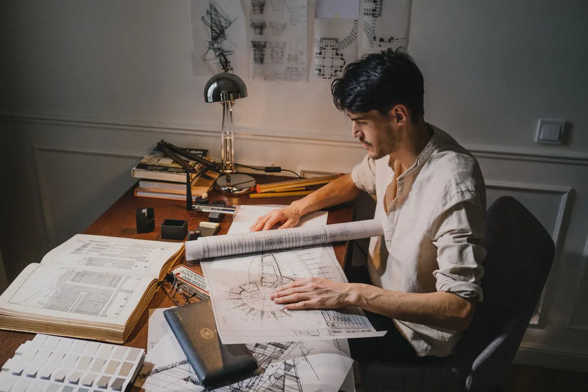 Architecte étudiant des plans à son bureau