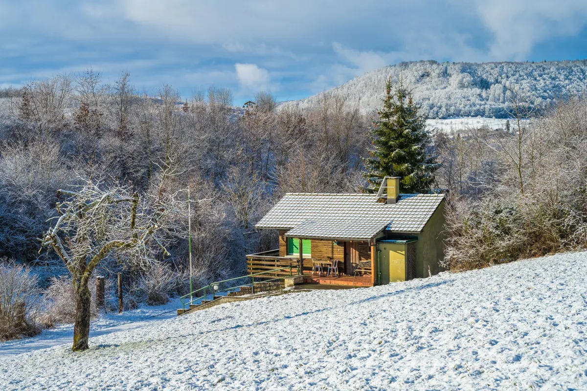 Chalet sous la neige