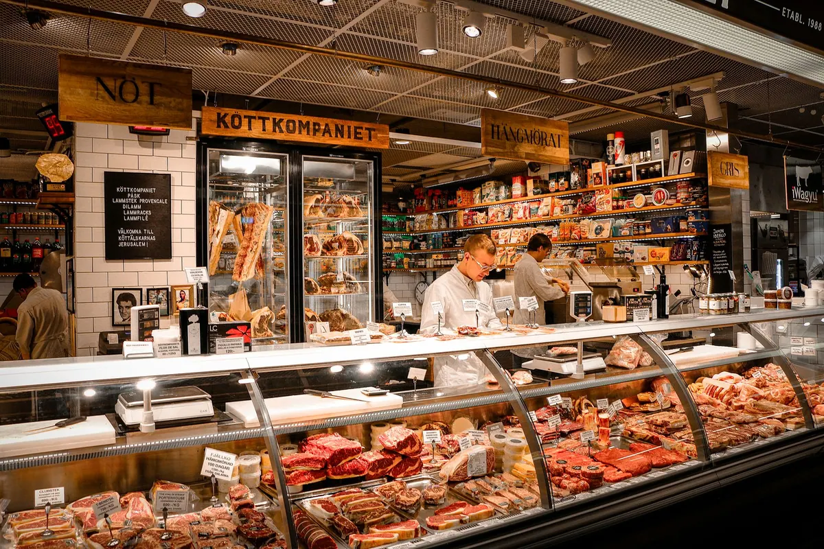 Comptoir de boucherie avec vitrine réfrigérée
