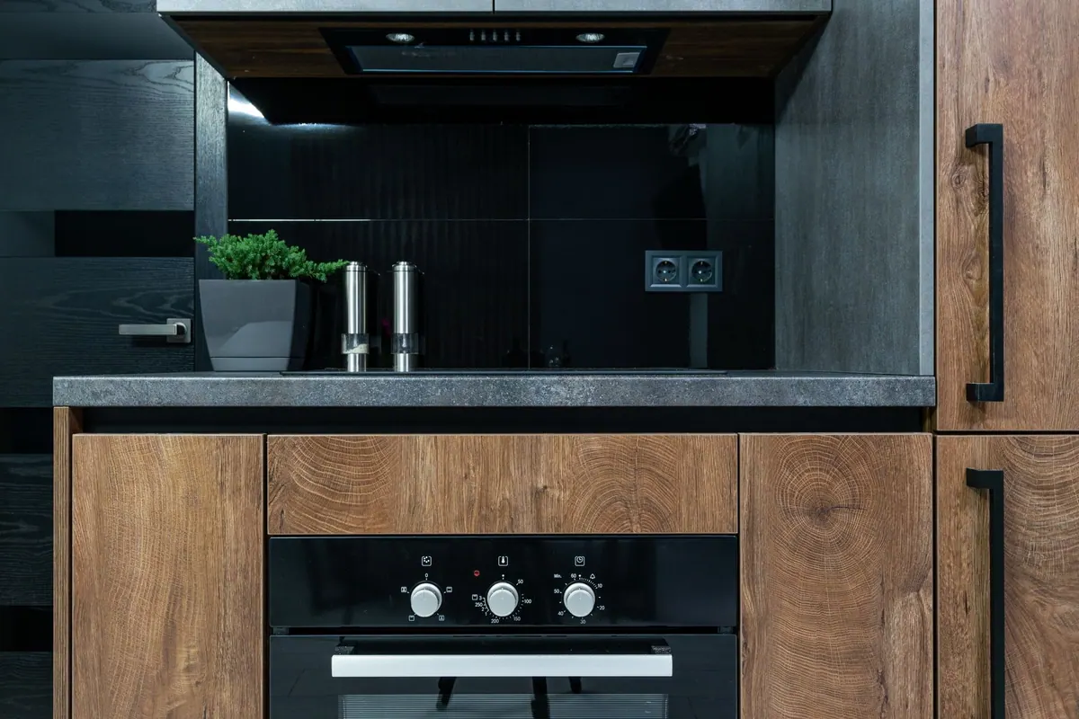 Cuisine en bois avec four encastré