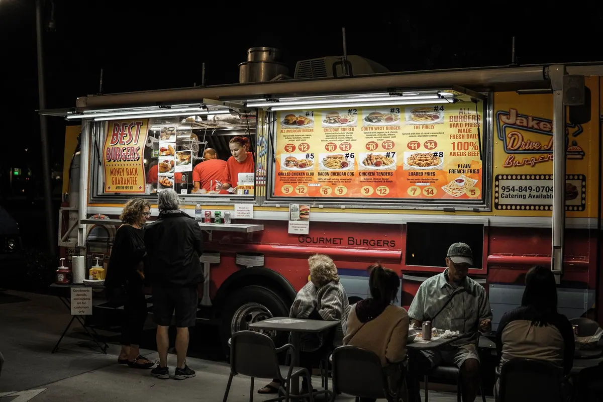 Food truck et ses clients le soir Food truck et ses clients le soir