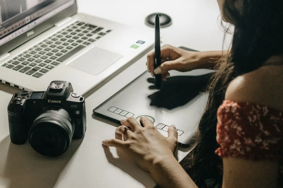 Graphiste travaillant sur une tablette graphique