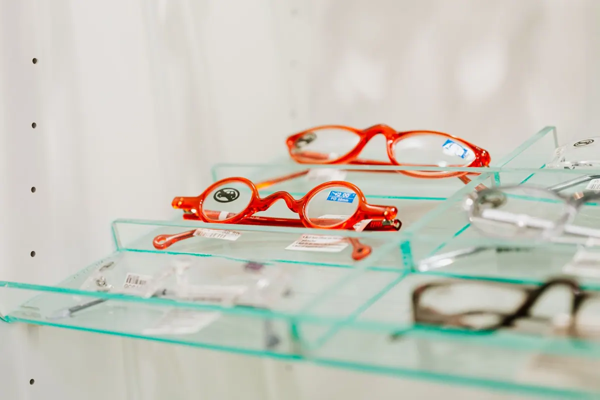 Lunettes sur le présentoir d’un opticien