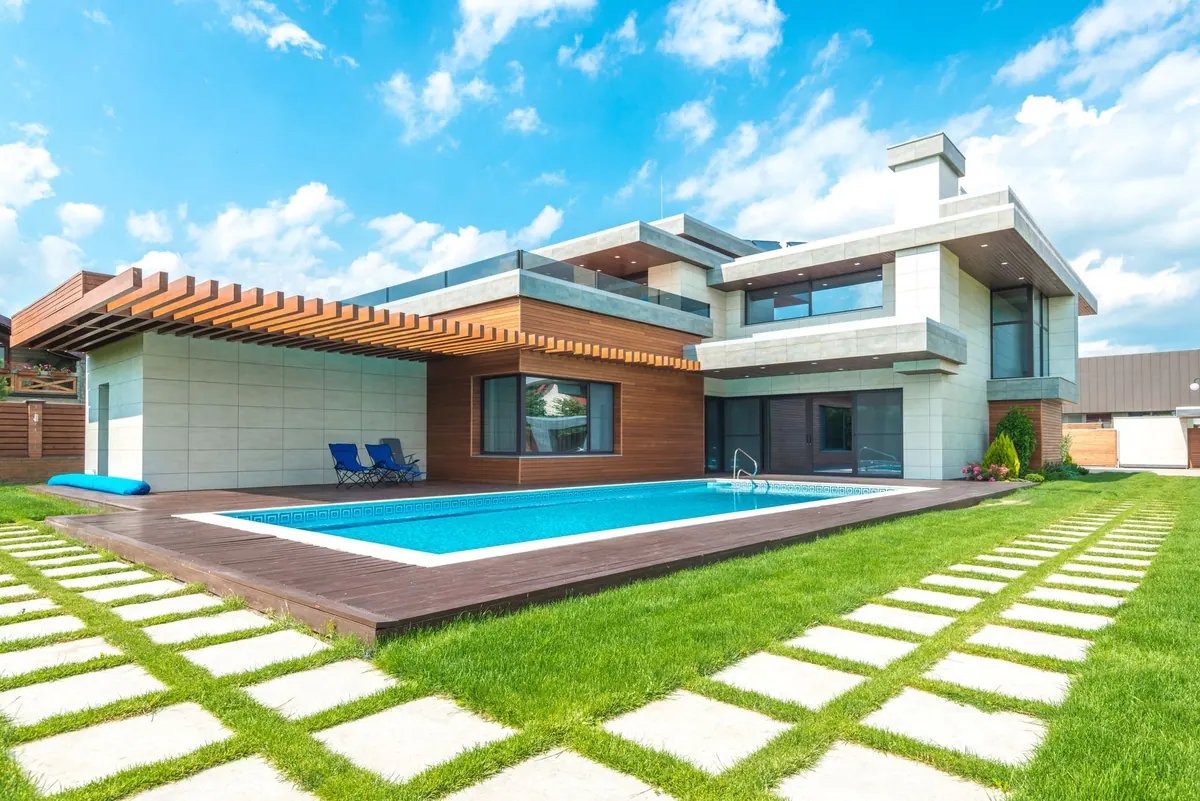 Maison contemporaine avec piscine et pelouse