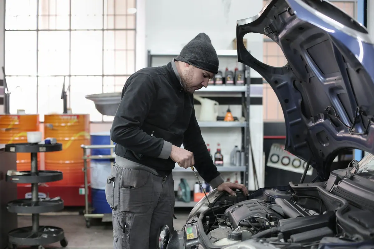 Mécanicien travaillant sur un moteur dans son garage