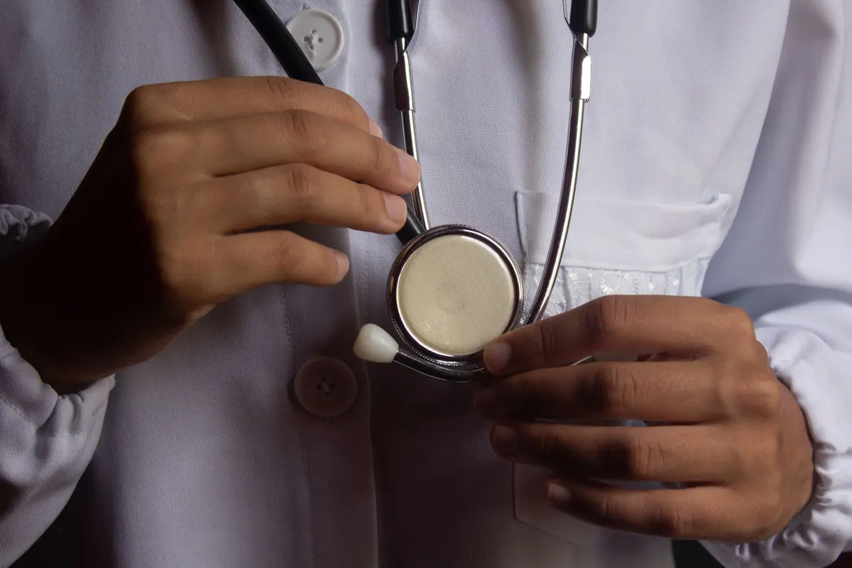 Médecin tenant son stéthoscope Médecin tenant son stéthoscope