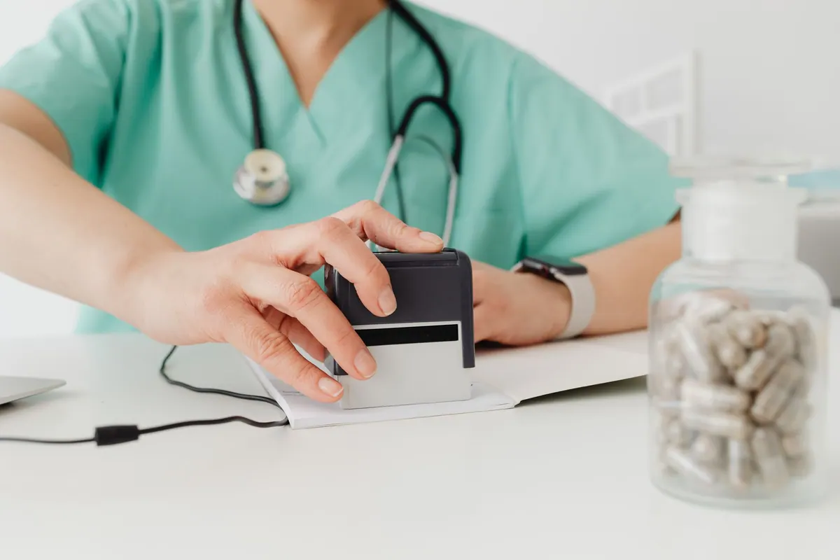 Médecin tamponnant une ordonnance Médecin tamponnant une ordonnance