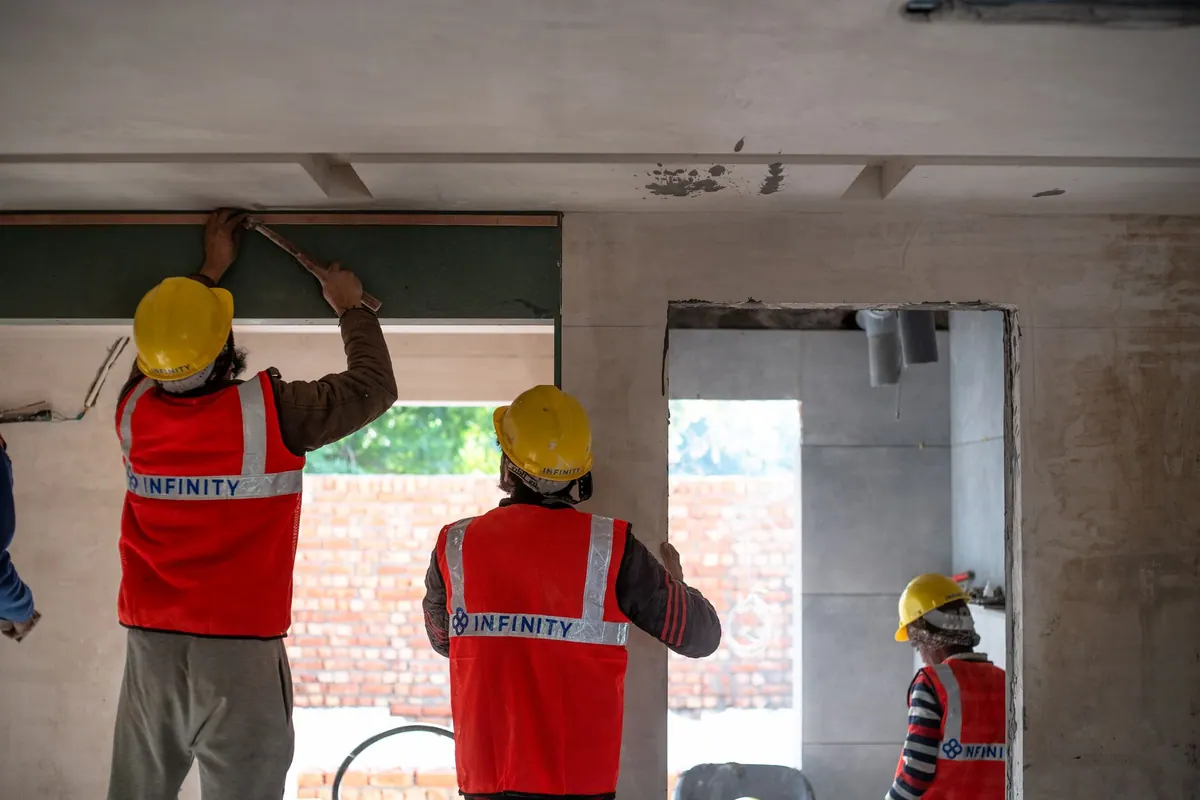 Ouvriers posant un plafond