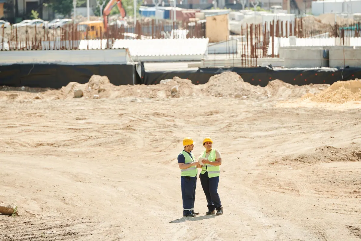 Deux responsables de chantier sur un terrain
