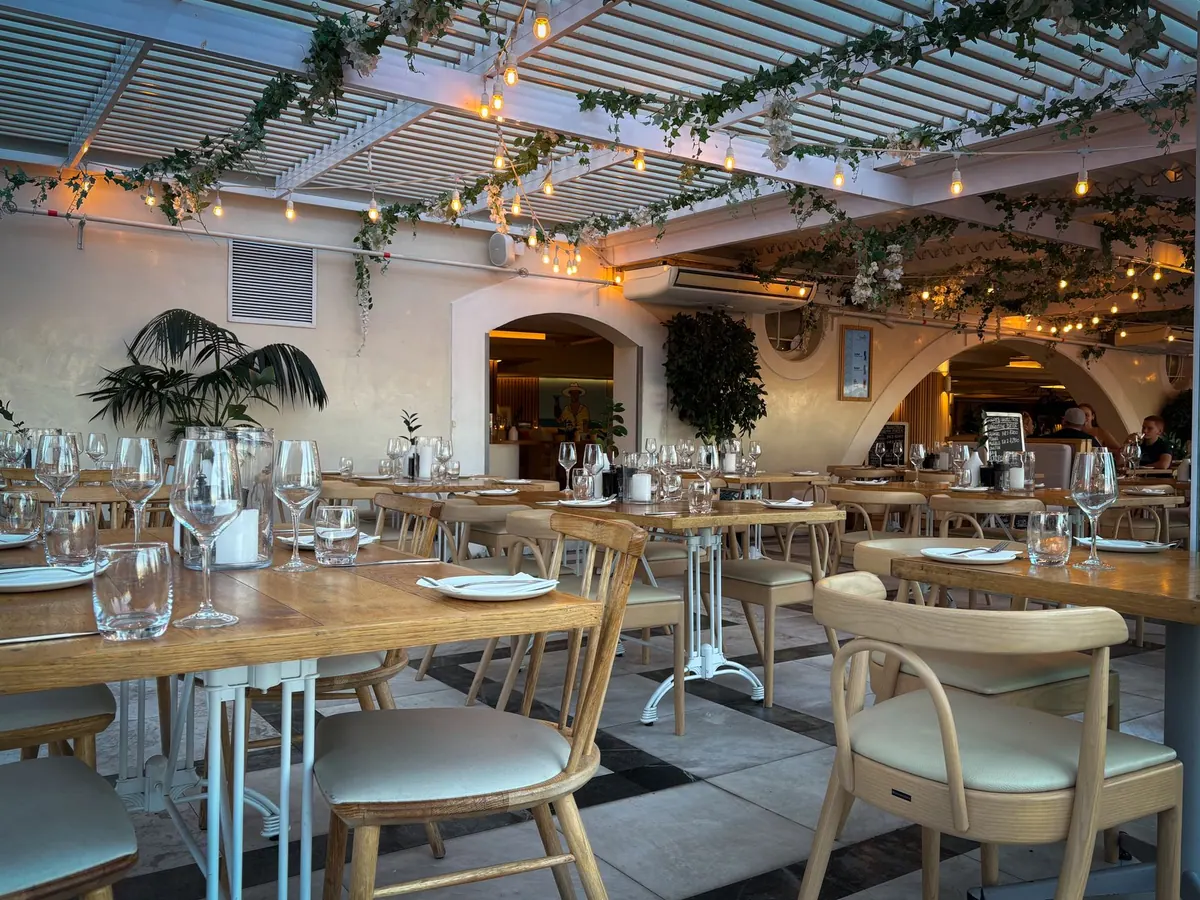 Salle de restaurant lumineuse avec tables dressées Salle de restaurant lumineuse avec tables dressées