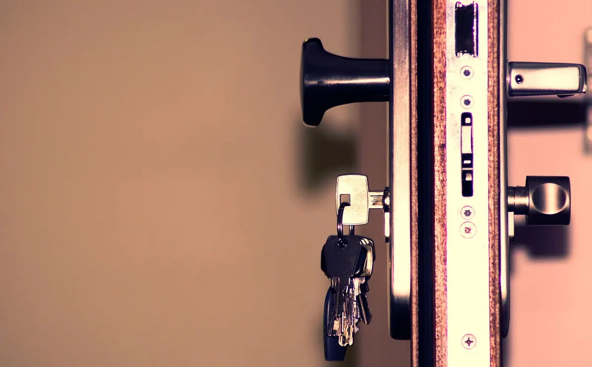Serrure de porte avec un trousseau de clés